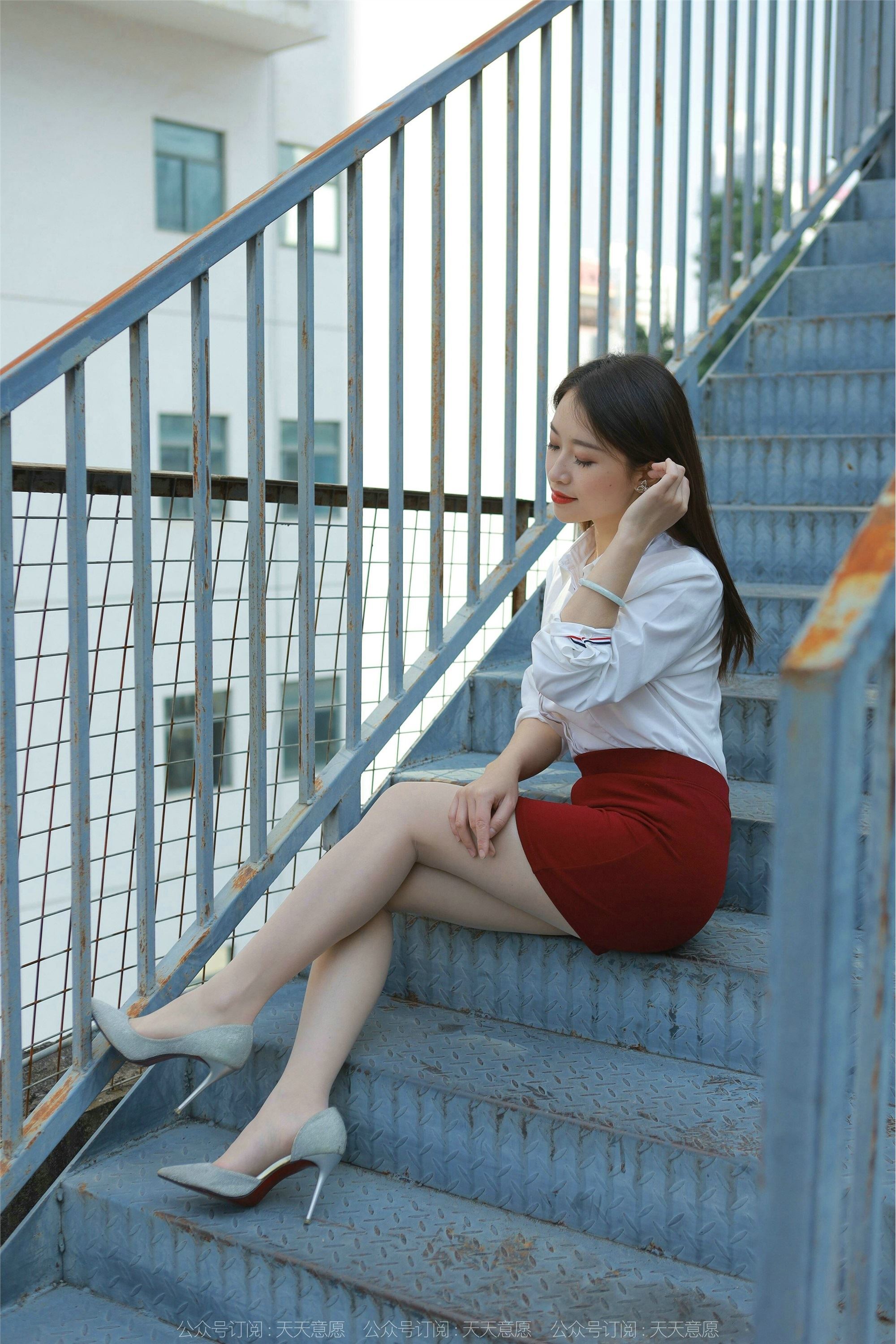 IESS异思趣向  2022.02.17 丝享家1006：小婕《性感红色包臀裙》